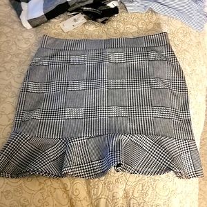 Adorable Houndstooth Ruffle Mini Skirt.  Size Medium. Forever 21.